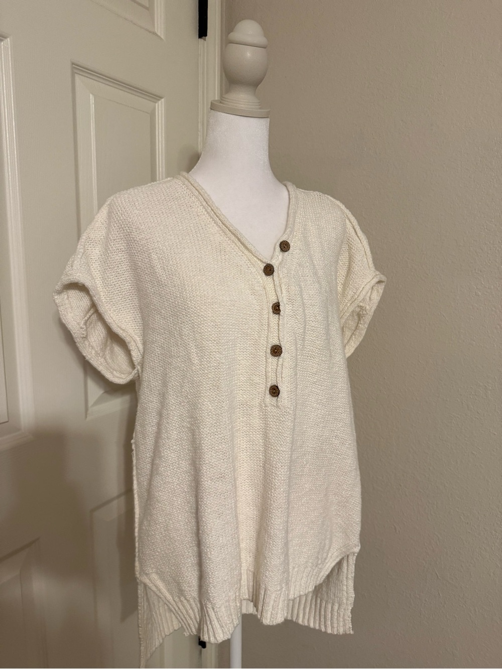 entro Cream Button-Front Knit Short Sleeve Top